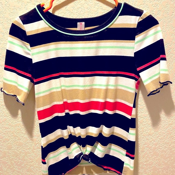 Size small woman’s shirt - Picture 3 of 4